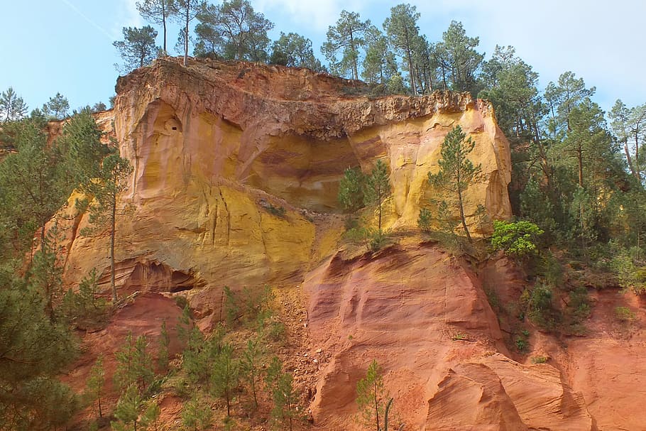 Iron oxides - A photo of different colored iron oxide pigments. Iron oxide pigments are compounds made of iron and oxygen, and they come in various shades of red, yellow, brown, and black. The pigments are often used in paints, coatings, ceramics, and other applications for their coloring properties. 